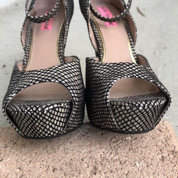 Betsy Johnson Belee platform - Picture 5 of 8